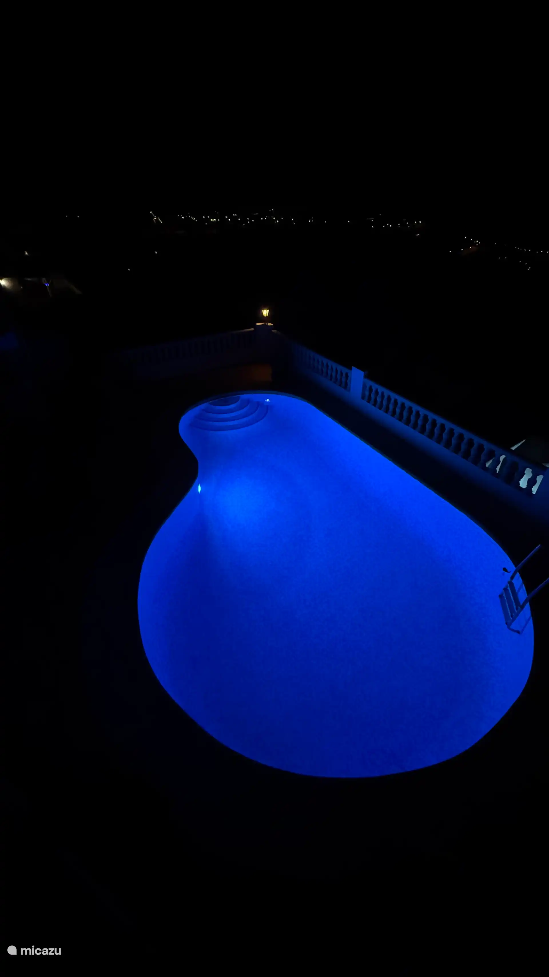 Beleuchtetes Schwimmbad 