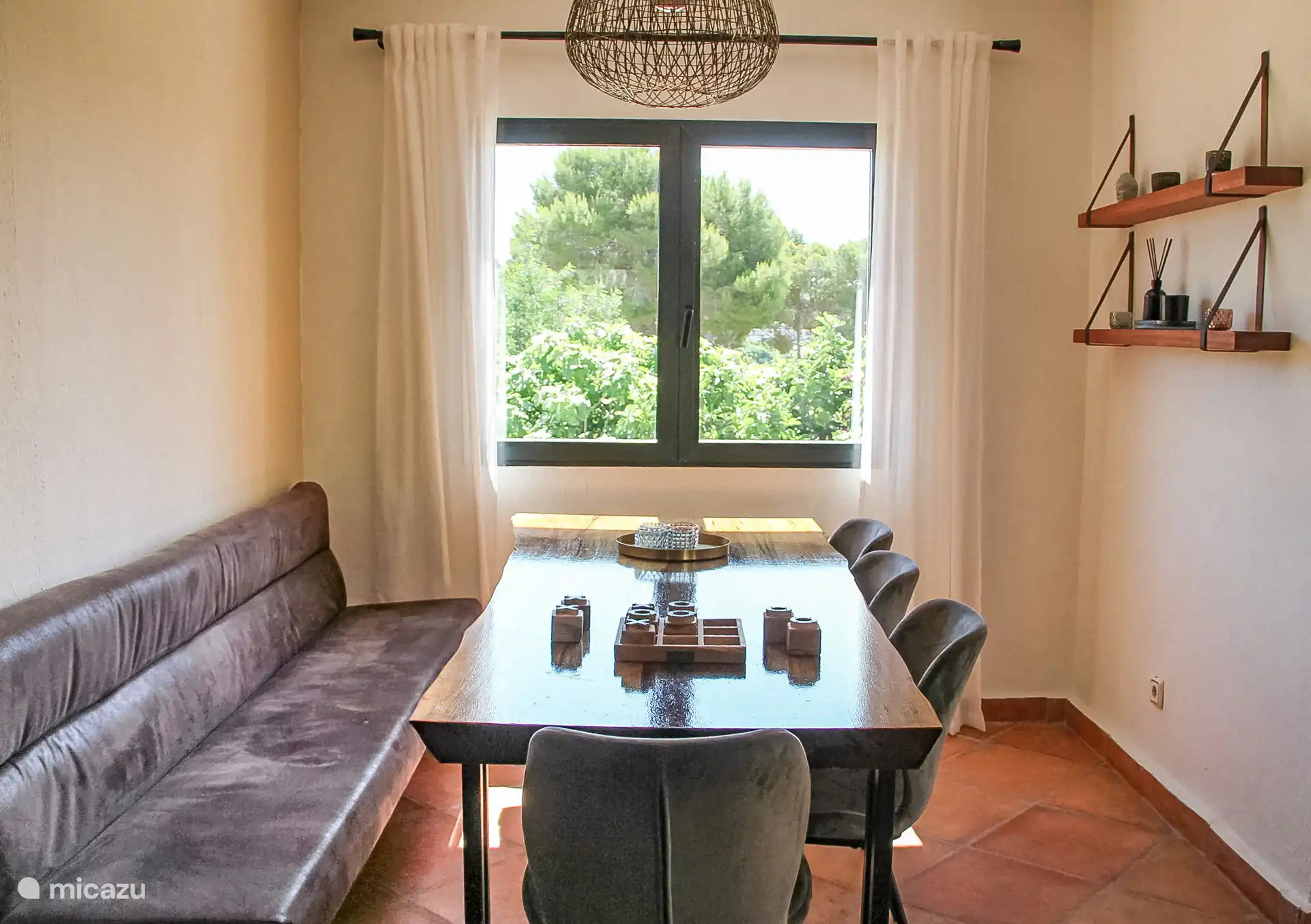 Der geräumige Esstisch bietet Ihnen genügend Platz für ein leckeres Abendessen mit der ganzen Familie