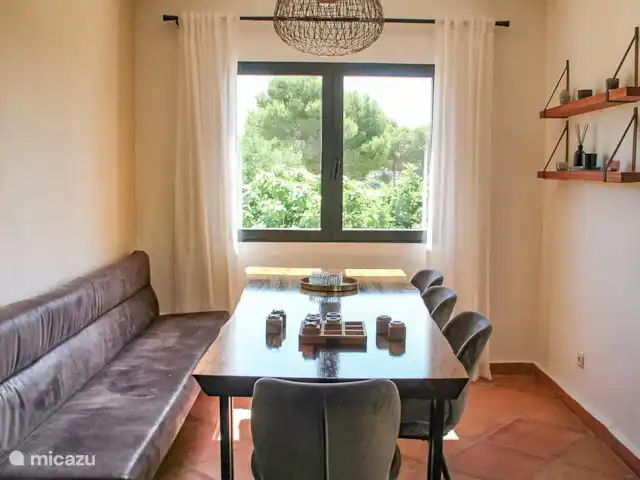 Casa Contenta en España, Costa Blanca, Moraira - villa La espaciosa mesa de comedor le brinda suficiente espacio para una deliciosa cena con toda la familia