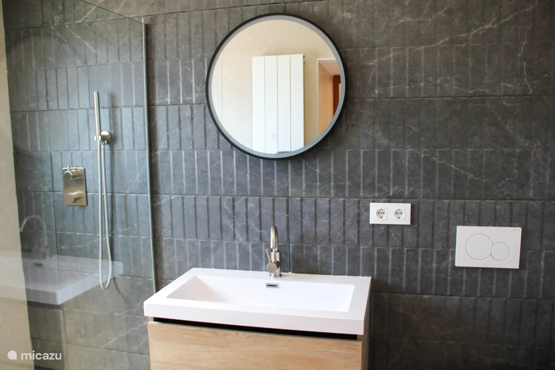 Badezimmer 2: Dusche und WC.