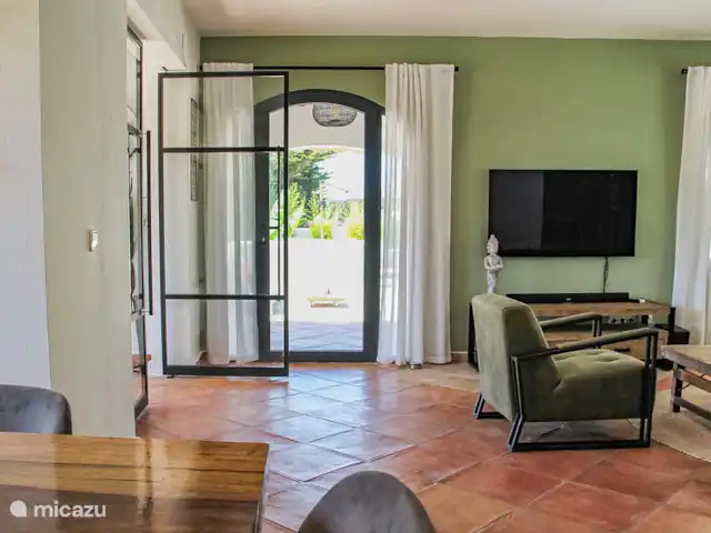 Casa Contenta en España, Costa Blanca, Moraira - villa La sala de estar tiene un Smart TV, un sistema de música y una sala de estar.