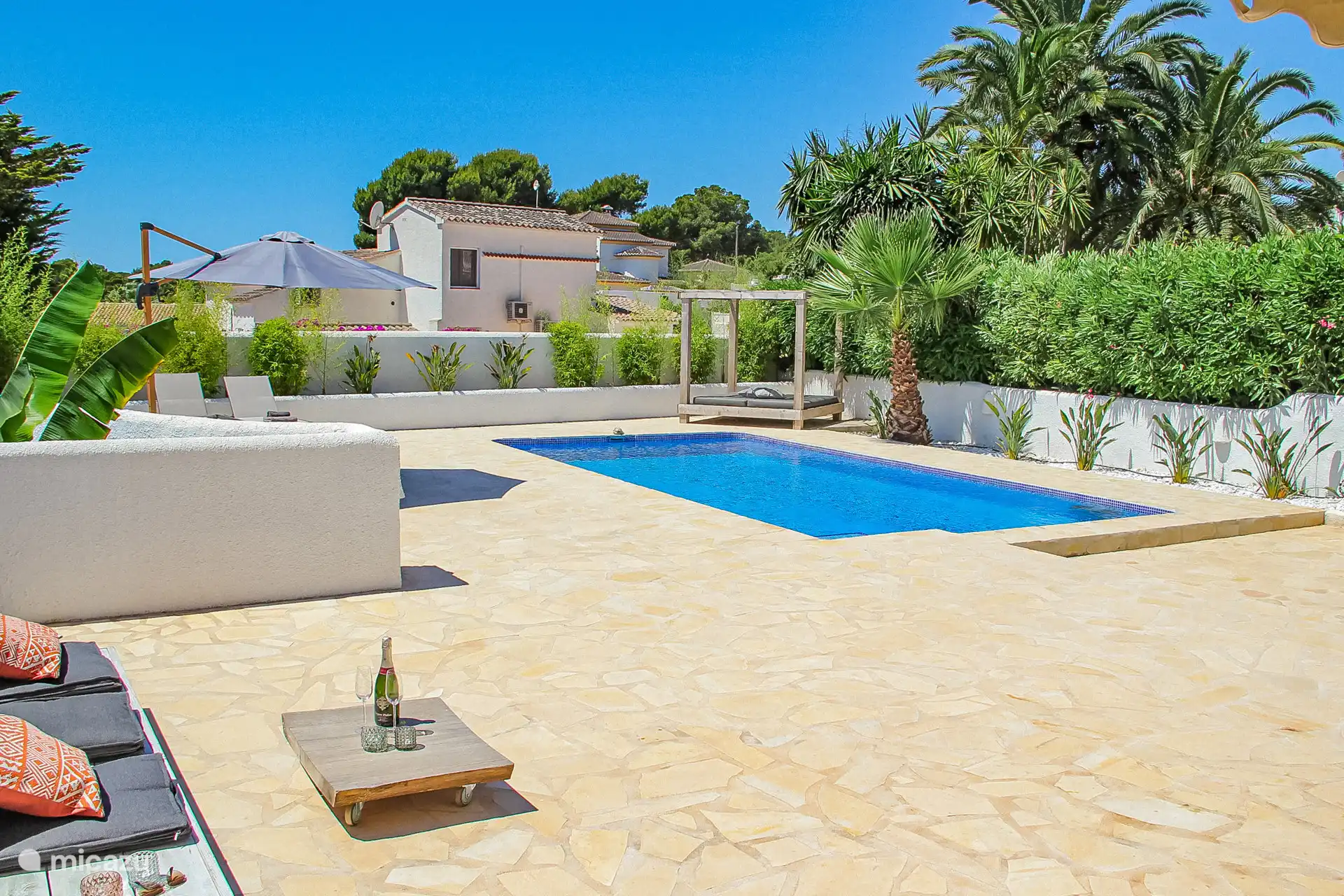 Der (umzäunte) Bereich rund um die Villa ist sehr geräumig.