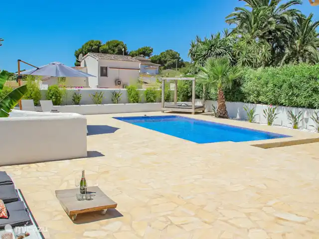 Casa Contenta en España, Costa Blanca, Moraira - villa El área (cerrada) alrededor de la villa es muy espaciosa.