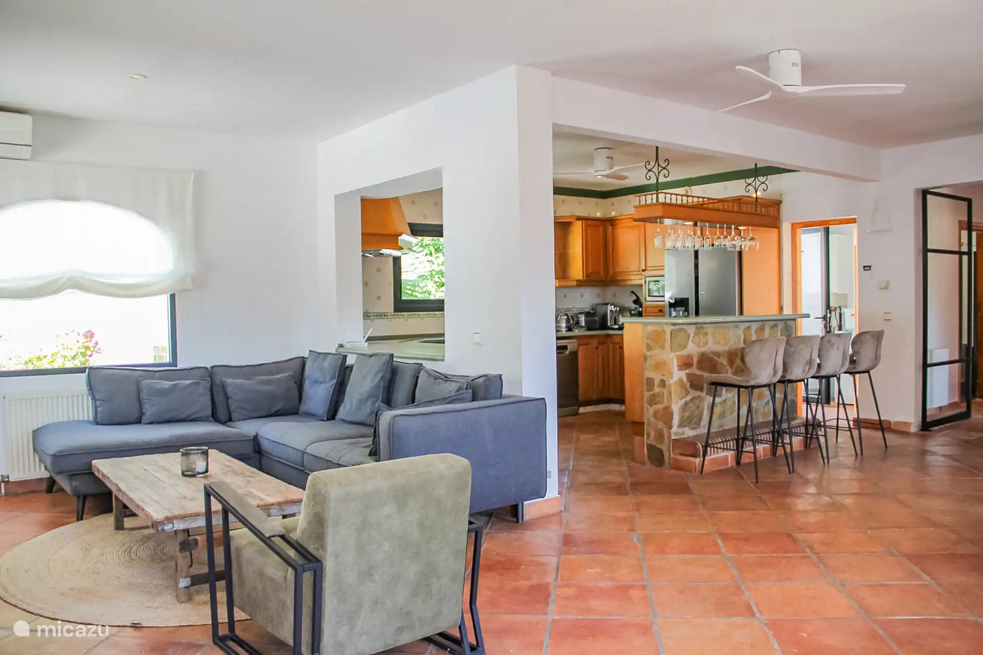 Die geräumige offene Küche ist mit einem Geschirrspüler, einem Backofen und einem großen amerikanischen Kühlschrank ausgestattet.