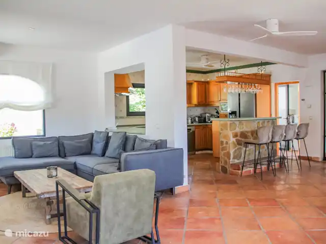 Casa Contenta en España, Costa Blanca, Moraira - villa La amplia cocina abierta está equipada con lavavajillas, horno y nevera americana grande.