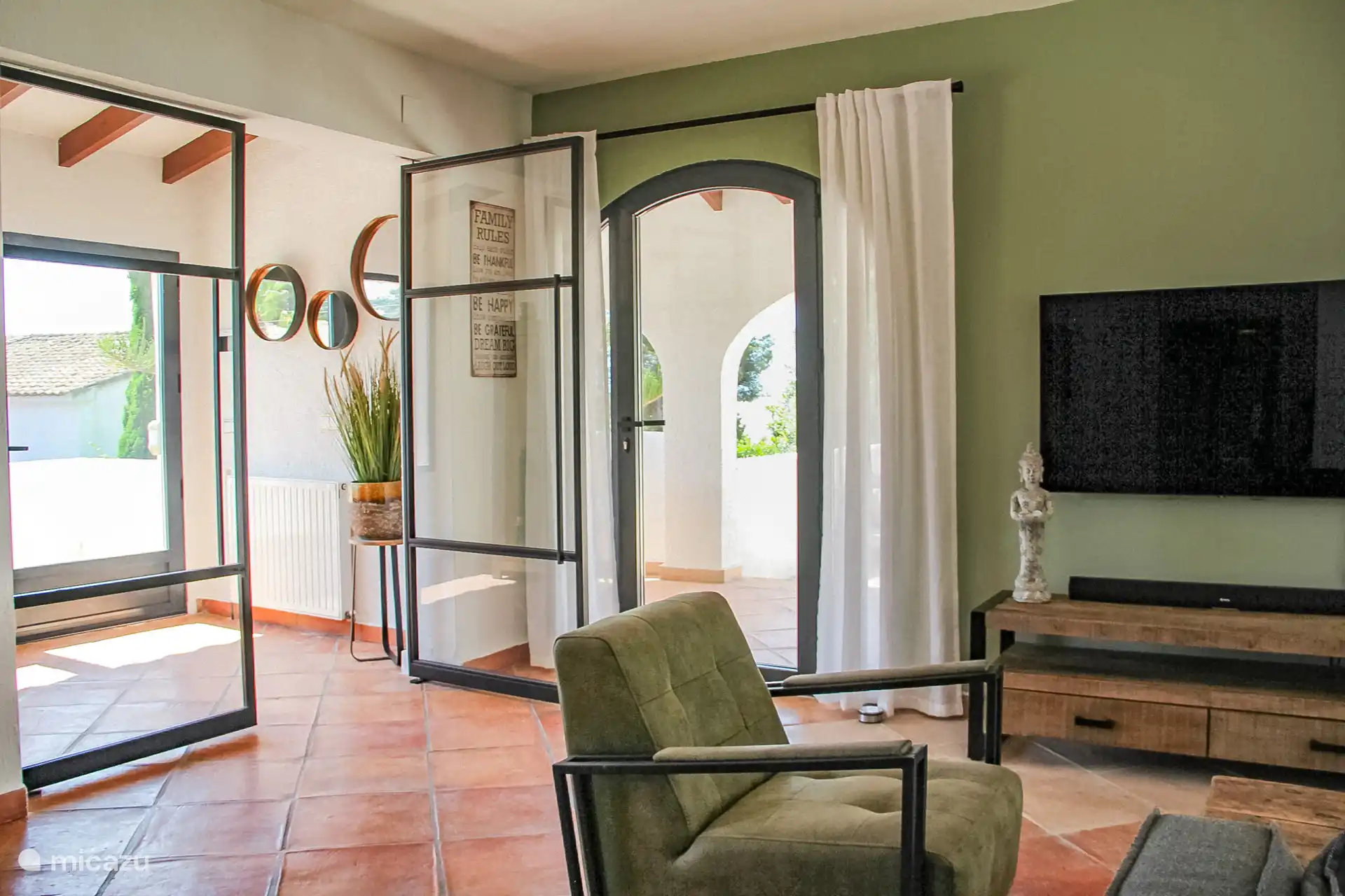 Eine andere Möglichkeit besteht darin, vom Parkplatz aus um das Haus herum zu gehen, so dass Sie die Terrassenseite des Hauses erreichen können, ohne eine Treppe zu nehmen, wo Sie auch das Haus betreten können.