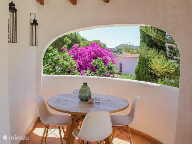 Casa Contenta en España, Costa Blanca, Moraira - villa Desde la sala de estar se accede a la terraza, aquí hay un sofá y una pequeña mesa de comedor redonda.