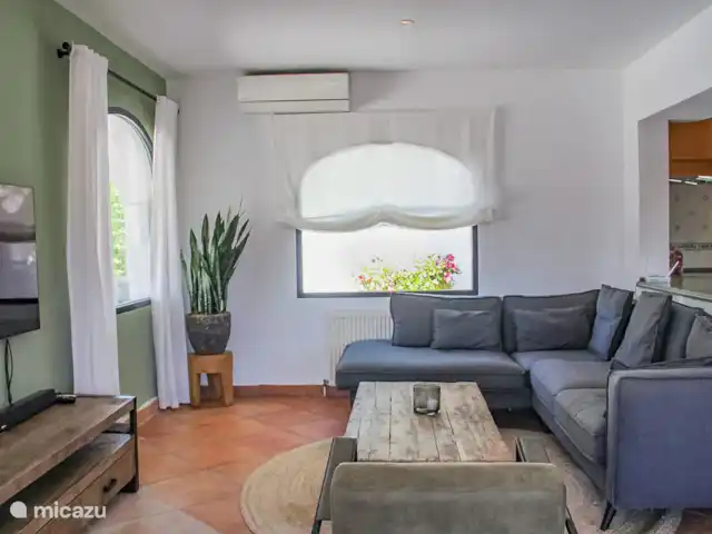 Casa Contenta en España, Costa Blanca, Moraira - villa La sala de estar tiene un Smart TV, un sistema de música y una sala de estar.