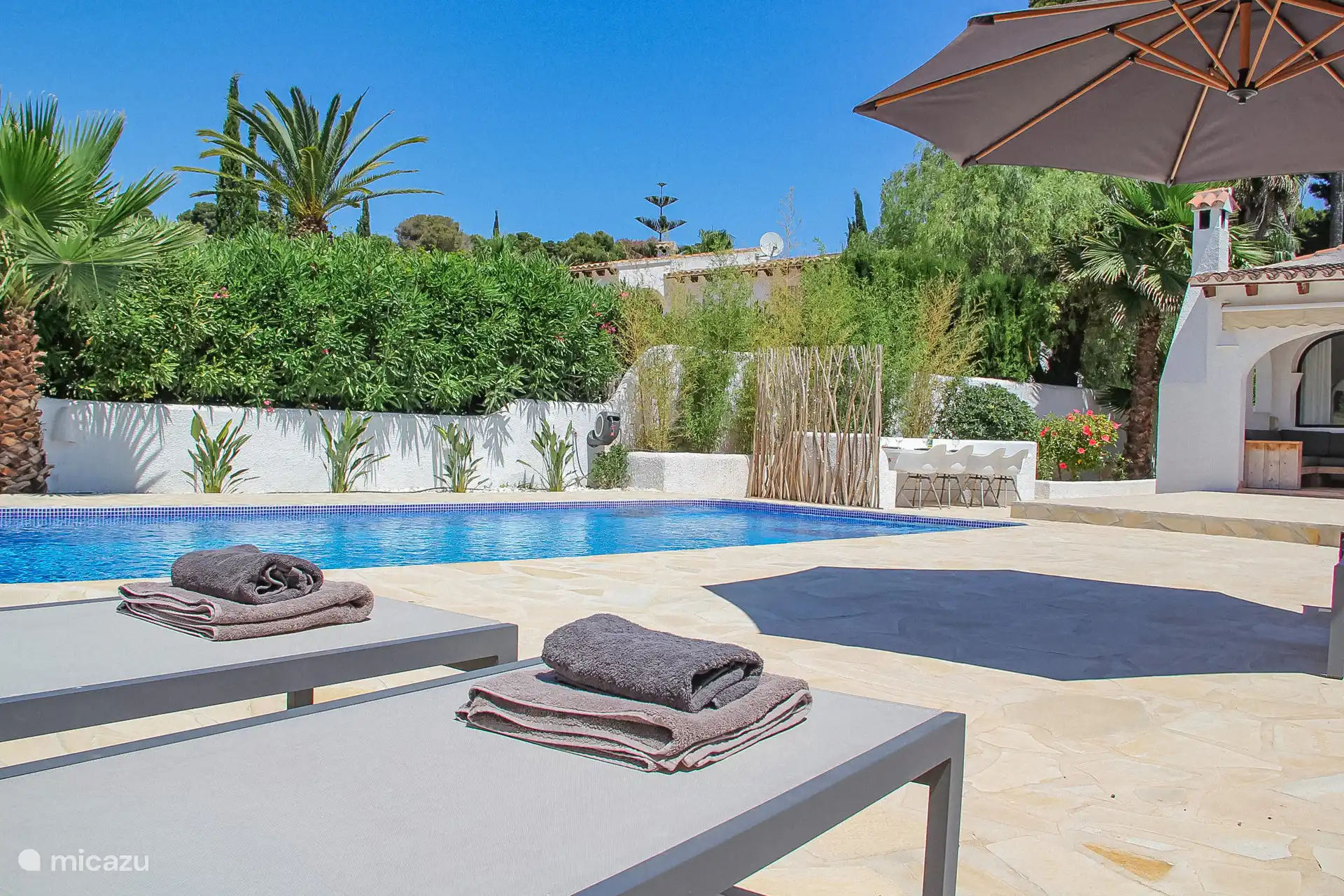 Am Swimmingpool (8x4) gibt es 6 Sonnenliegen mit weichen Liegekissen auf der sehr geräumigen Terrasse.