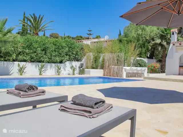 Casa Contenta en España, Costa Blanca, Moraira - villa En la piscina (8x4) hay 6 tumbonas con suaves cojines en la terraza muy espaciosa.