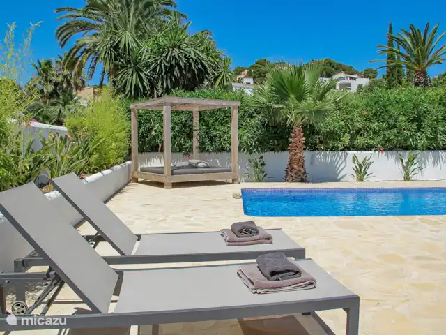 Casa Contenta en España, Costa Blanca, Moraira - villa Una bonita y bien amueblada casa de vacaciones cerca (10 minutos a pie) de las playas, tiendas y restaurantes de la acogedora ciudad de Moraira.