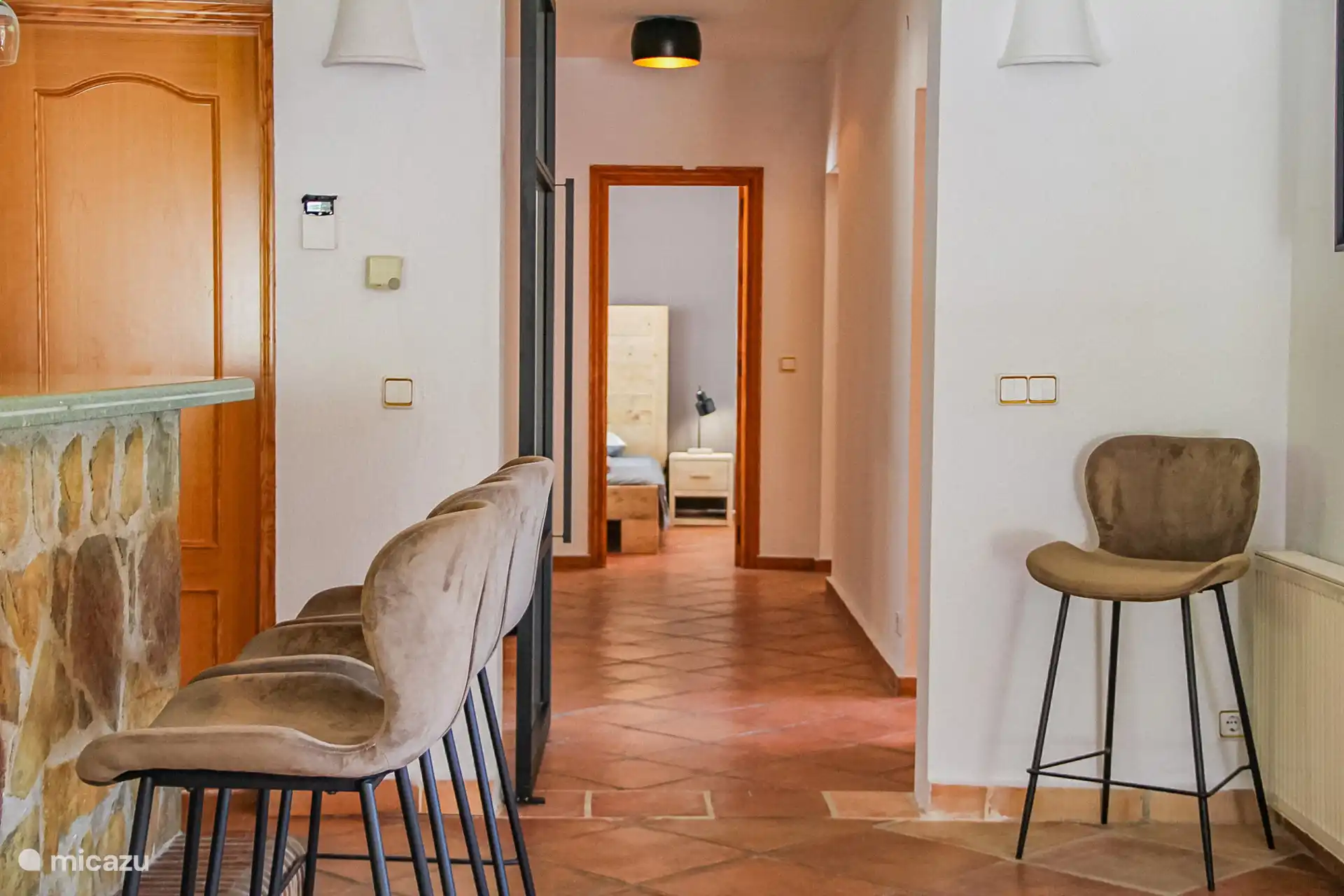 Vom Wohnzimmer/der Küche gehen Sie in den Flur, wo sich die Schlafzimmer befinden