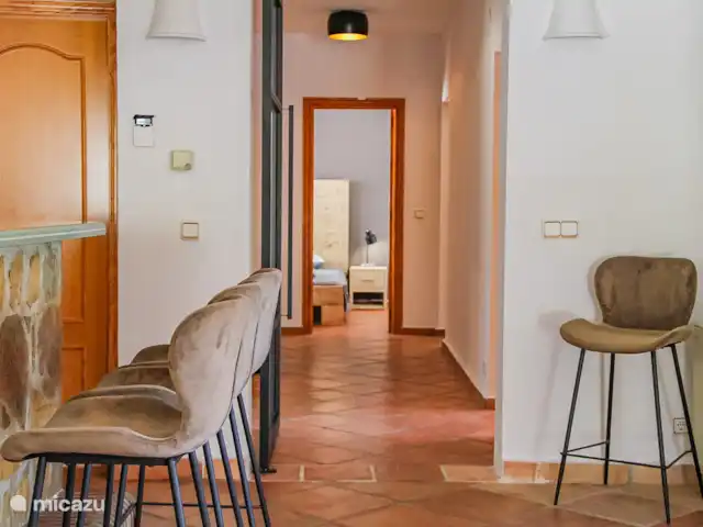 Casa Contenta en España, Costa Blanca, Moraira - villa Desde la sala de estar / cocina se camina hasta el pasillo donde se encuentran los dormitorios