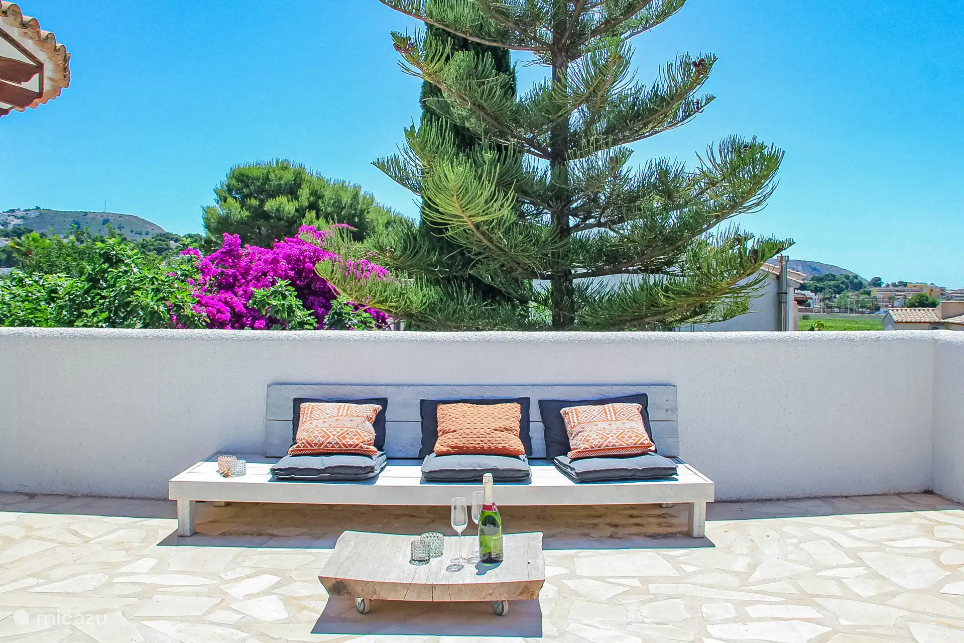 Mit mehreren Sitzbereichen können Sie sich sowohl in der Sonne als auch im Schatten entspannen