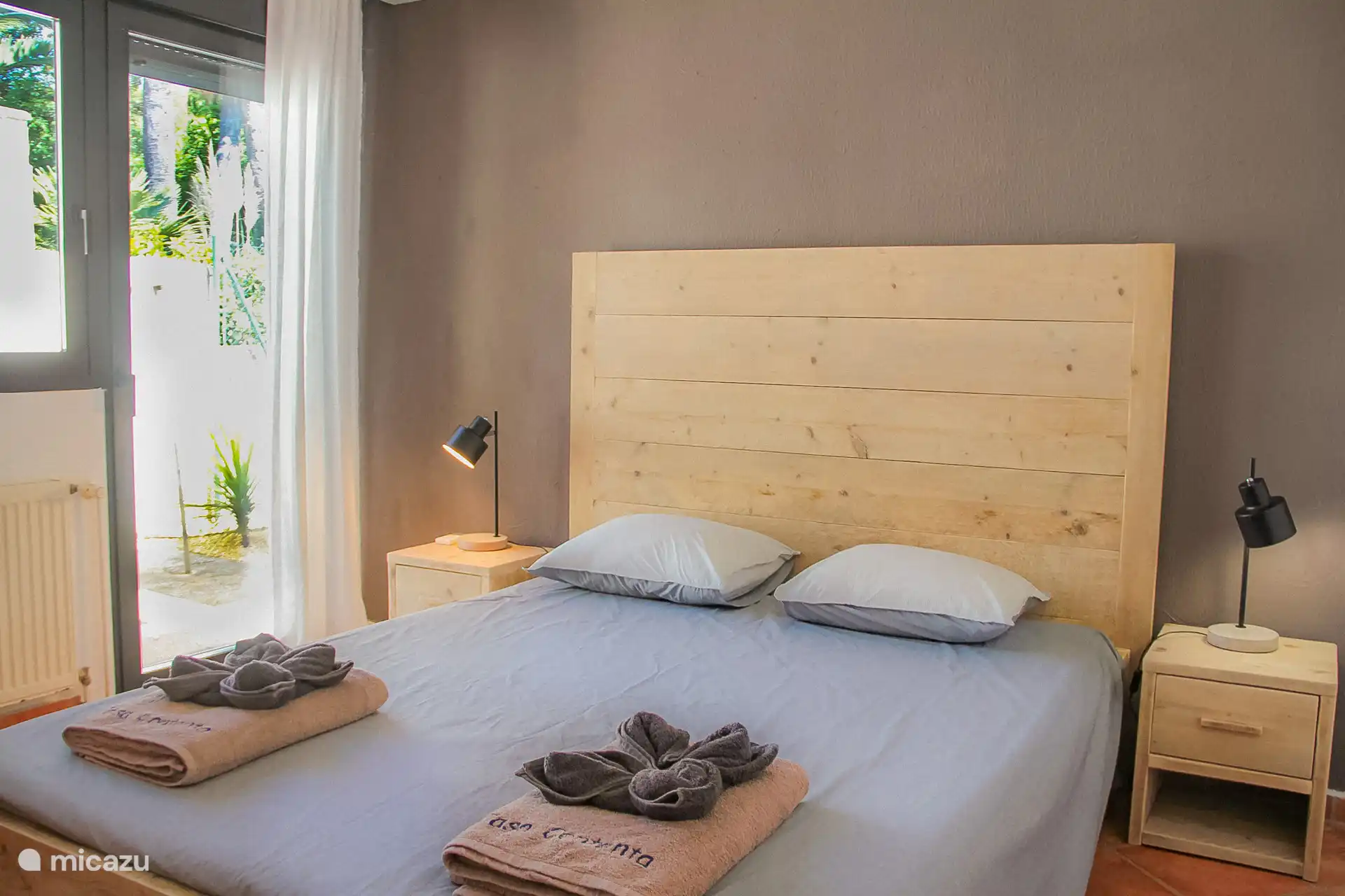 Schlafzimmer 1: 1 x Doppelbett (1,60x2,00cm) mit eigenem Bad mit Dusche und WC.