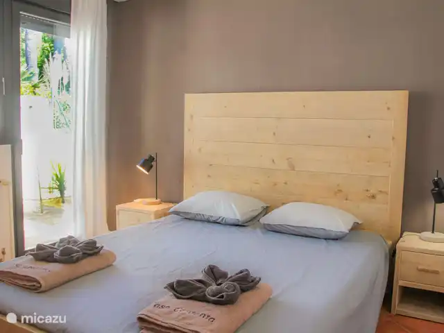 Casa Contenta en España, Costa Blanca, Moraira - villa Dormitorio 1: 1 cama doble (1,60x2,00cm) con baño privado con ducha y aseo.