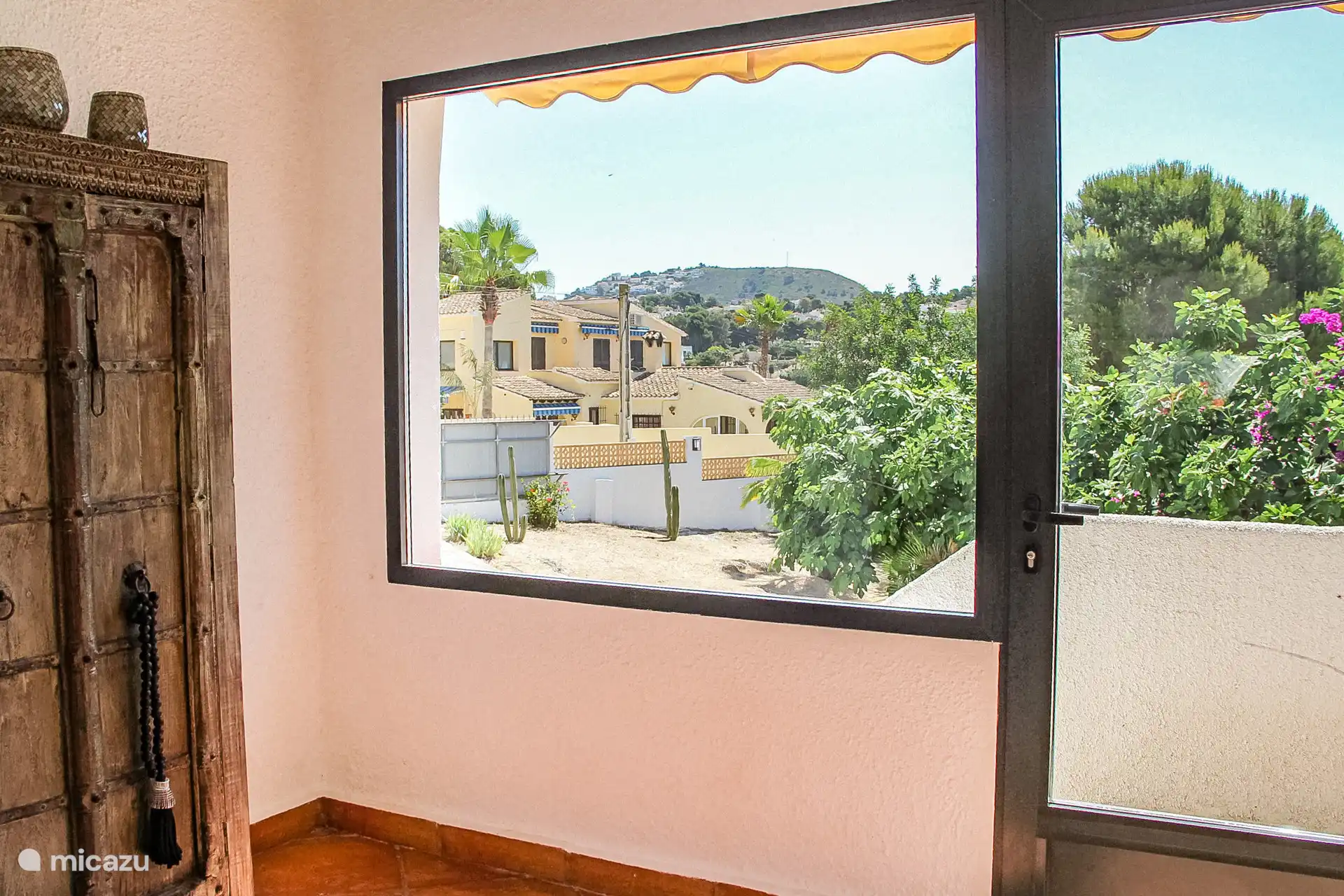 Von da an befindet sich alles im Erdgeschoss und nach dem Öffnen der großen Stahltüren befinden Sie sich in dem offenen Raum, in dem sich das Wohnzimmer, die Küche und der Essbereich befinden. 