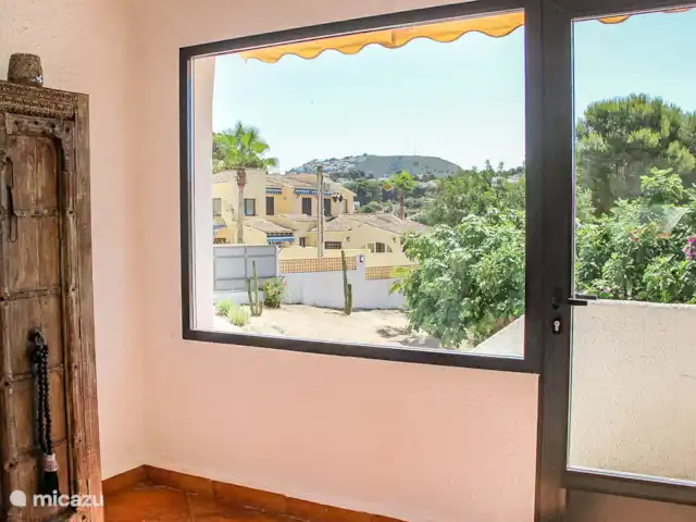 Casa Contenta en España, Costa Blanca, Moraira - villa A partir de ese momento, todo está en la planta baja y después de abrir las grandes puertas de acero, se encuentra en el espacio abierto donde se encuentran la sala de estar, la cocina y el comedor.