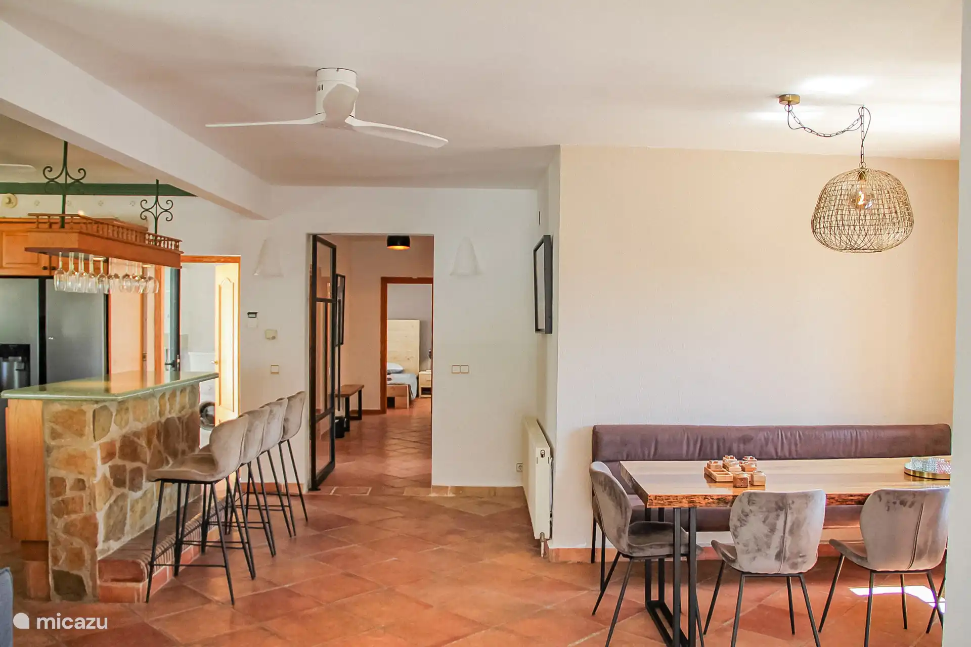 Die Bar an der Küche sorgt für Gemütlichkeit.