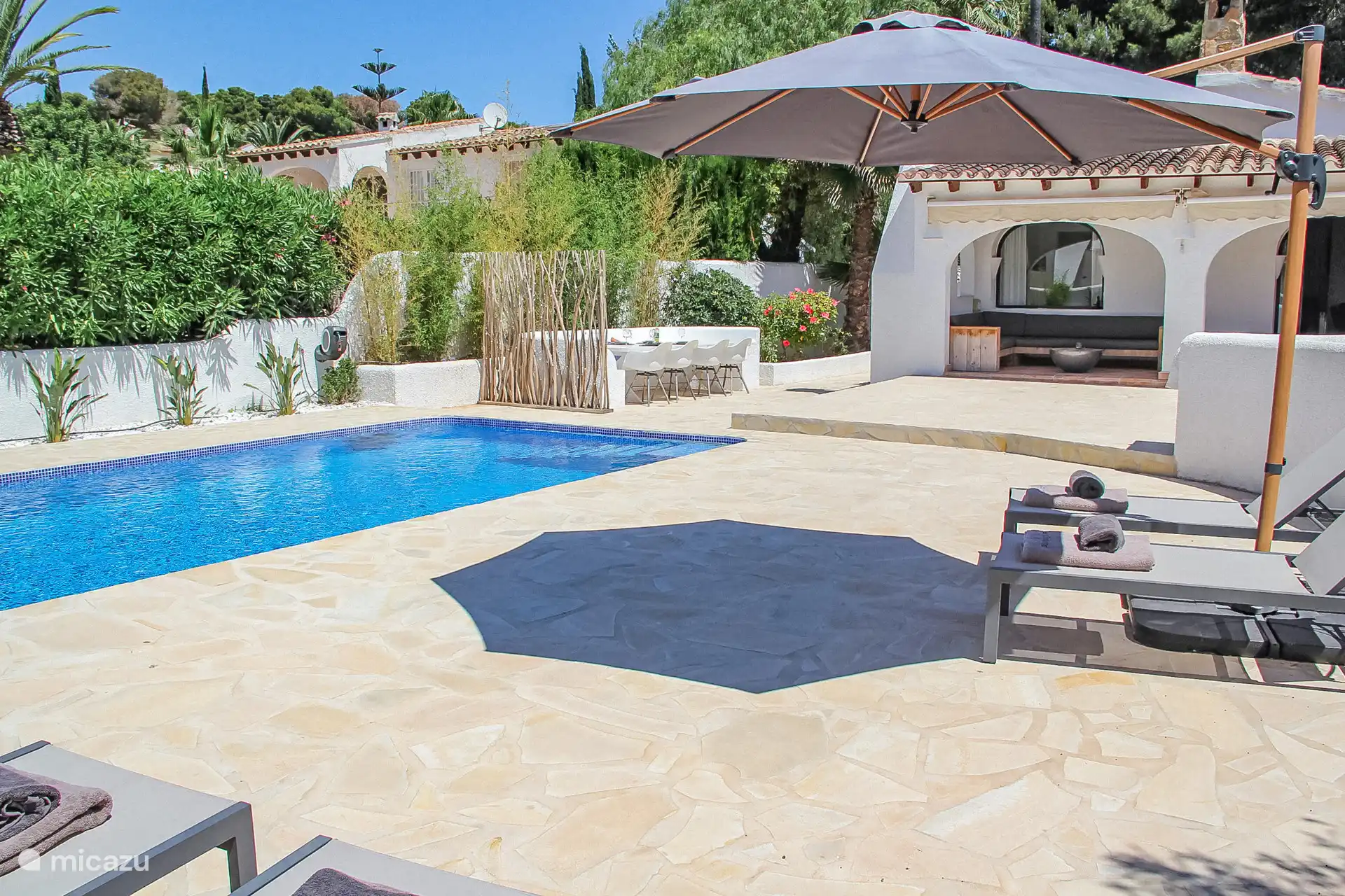 Die Villa verfügt über mehrere Sonnenliegen rund um den Pool.