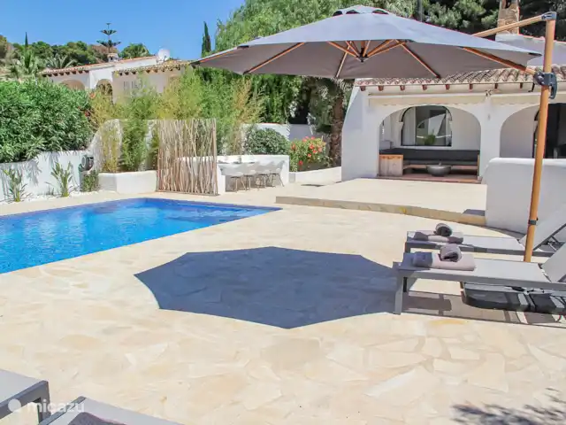 Casa Contenta en España, Costa Blanca, Moraira - villa La villa tiene varias tumbonas alrededor de la piscina.
