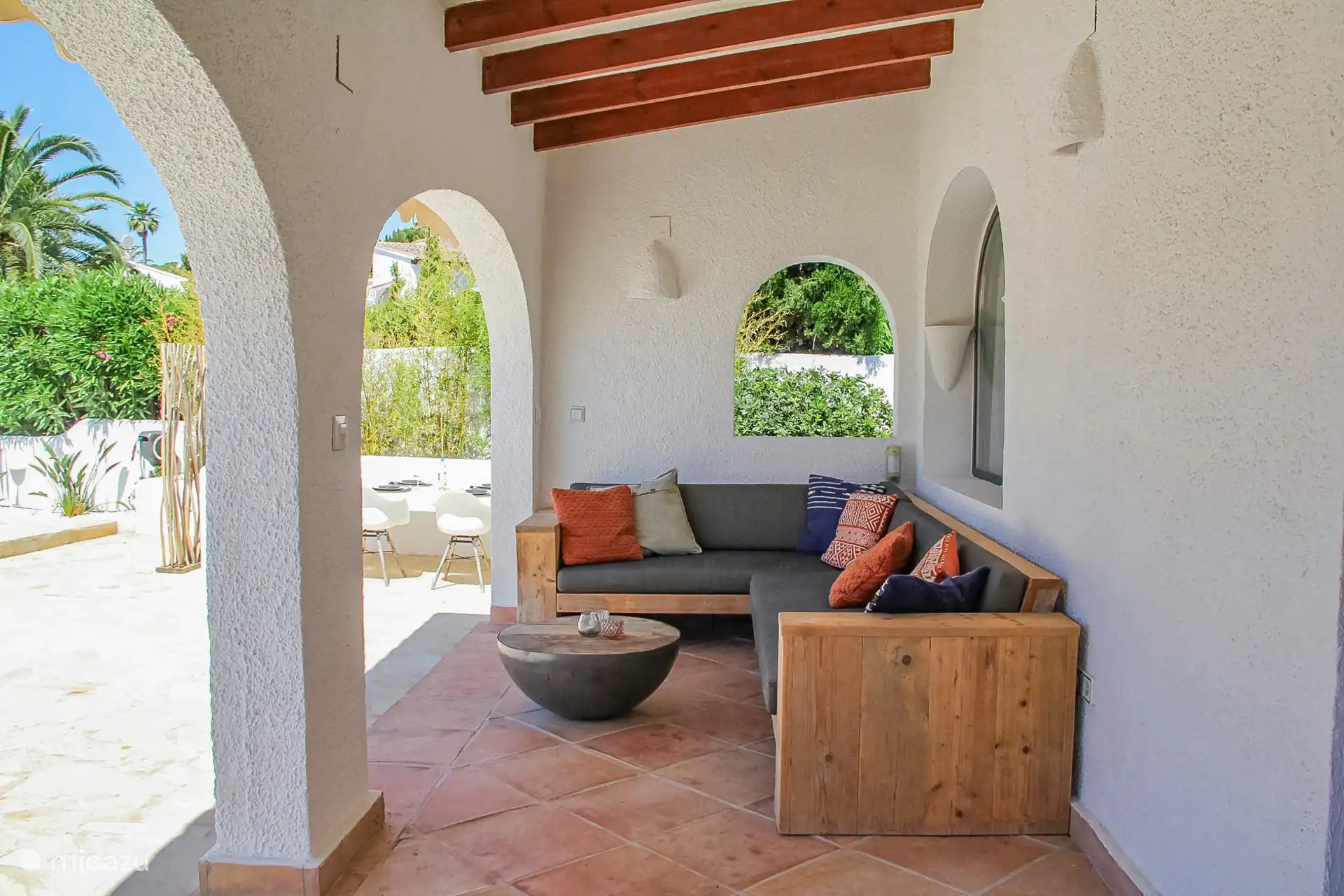 Unter der Naya finden Sie ein schönes Lounge-Sofa, das Sie im Schatten genießen können.