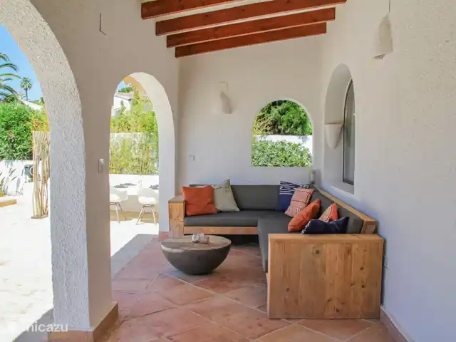 Casa Contenta en España, Costa Blanca, Moraira - villa Debajo de la naya encontrará un hermoso sofá salón para disfrutar a la sombra.
