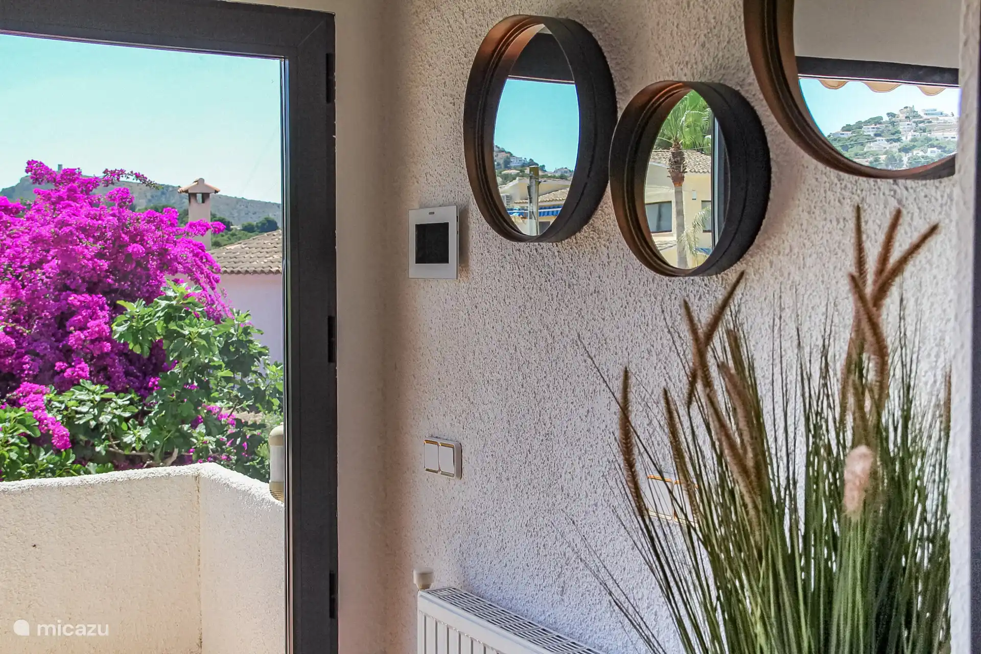 Der Haupteingang von Casa Contenta kann über ein paar Stufen der Treppe betreten werden, die sich auf dem sehr geräumigen Parkplatz befindet.