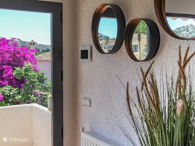 Casa Contenta en España, Costa Blanca, Moraira - villa A la entrada principal de Casa Contenta se puede acceder a través de unos pocos escalones de las escaleras ubicadas en el estacionamiento muy espacioso.