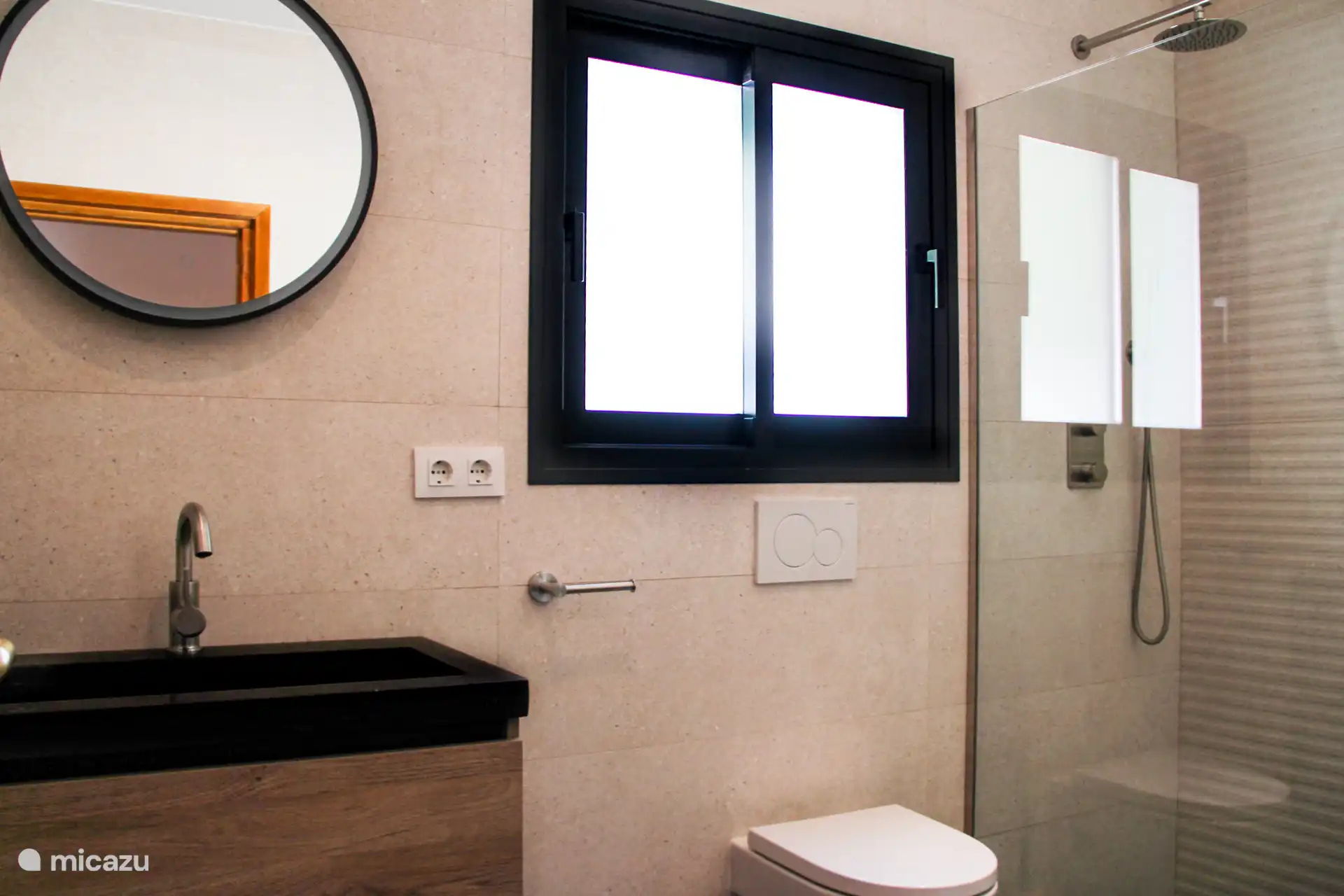 Schlafzimmer 1: 1 x Doppelbett (1,60x2,00cm) mit eigenem Bad mit Dusche und WC.