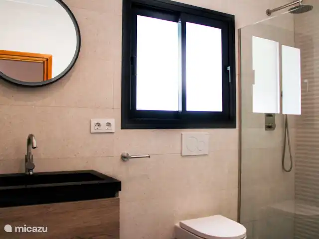 Casa Contenta en España, Costa Blanca, Moraira - villa Dormitorio 1: 1 cama doble (1,60x2,00cm) con baño privado con ducha y aseo.