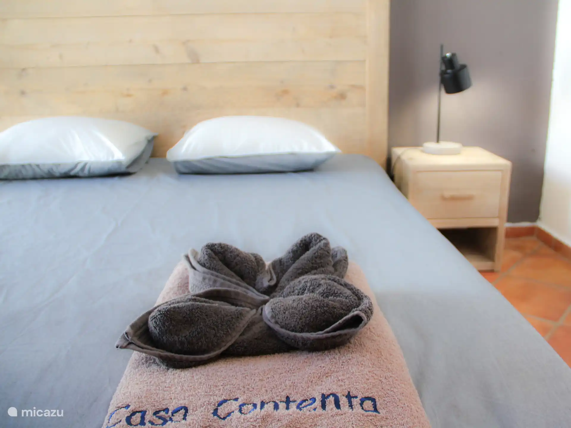 Schlafzimmer 1: 1 x Doppelbett (1,60x2,00cm) mit eigenem Bad mit Dusche und WC.