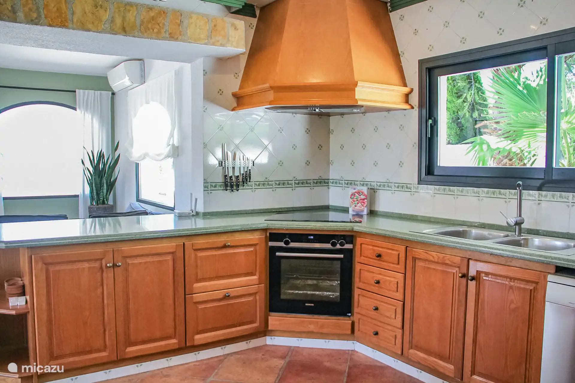 Von der Küche aus blicken Sie in den schönen Garten der Casa Contenta