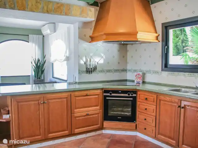 Casa Contenta en España, Costa Blanca, Moraira - villa Desde la cocina se mira hacia el hermoso jardín de Casa Contenta