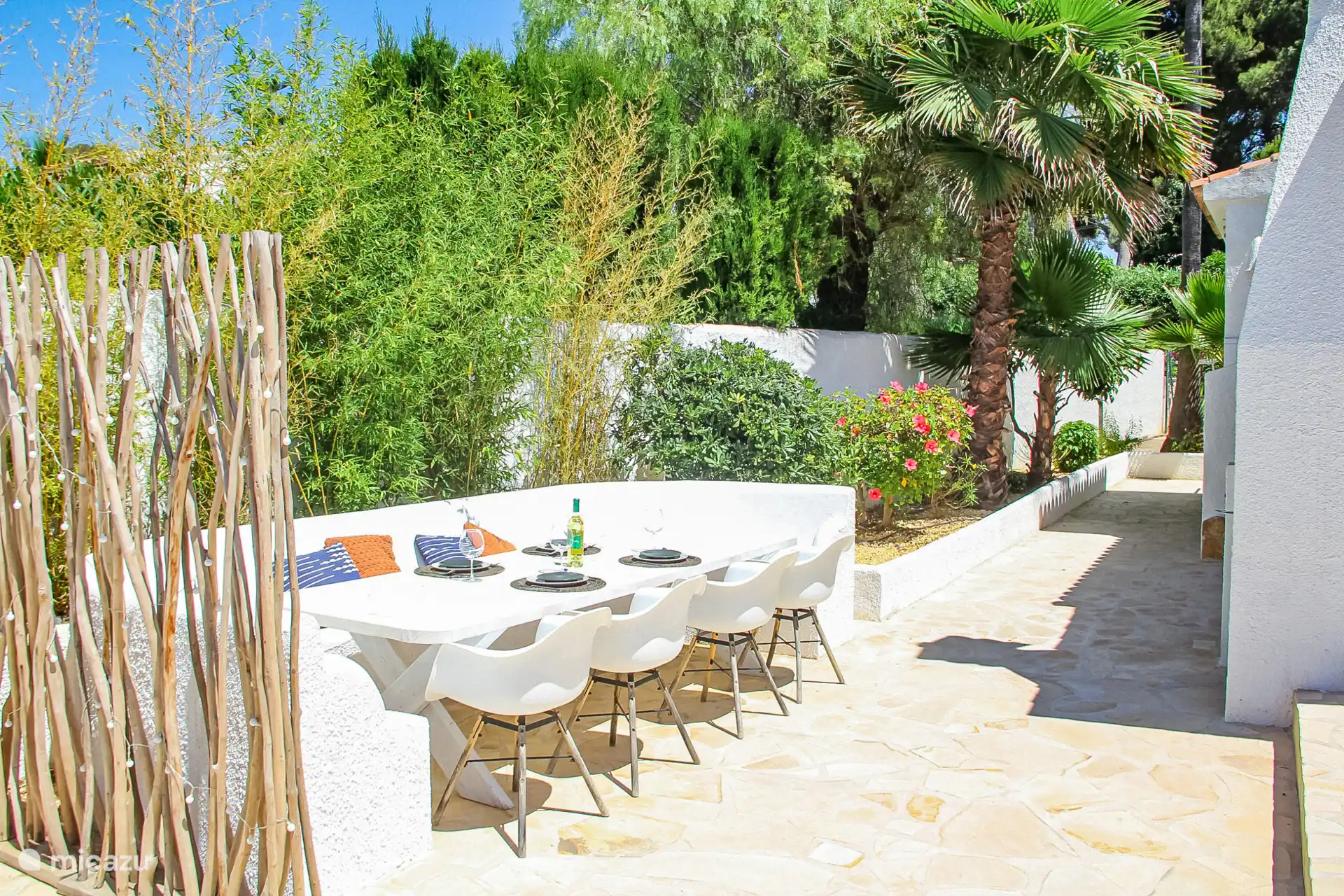 Ein geräumiger Esstisch...