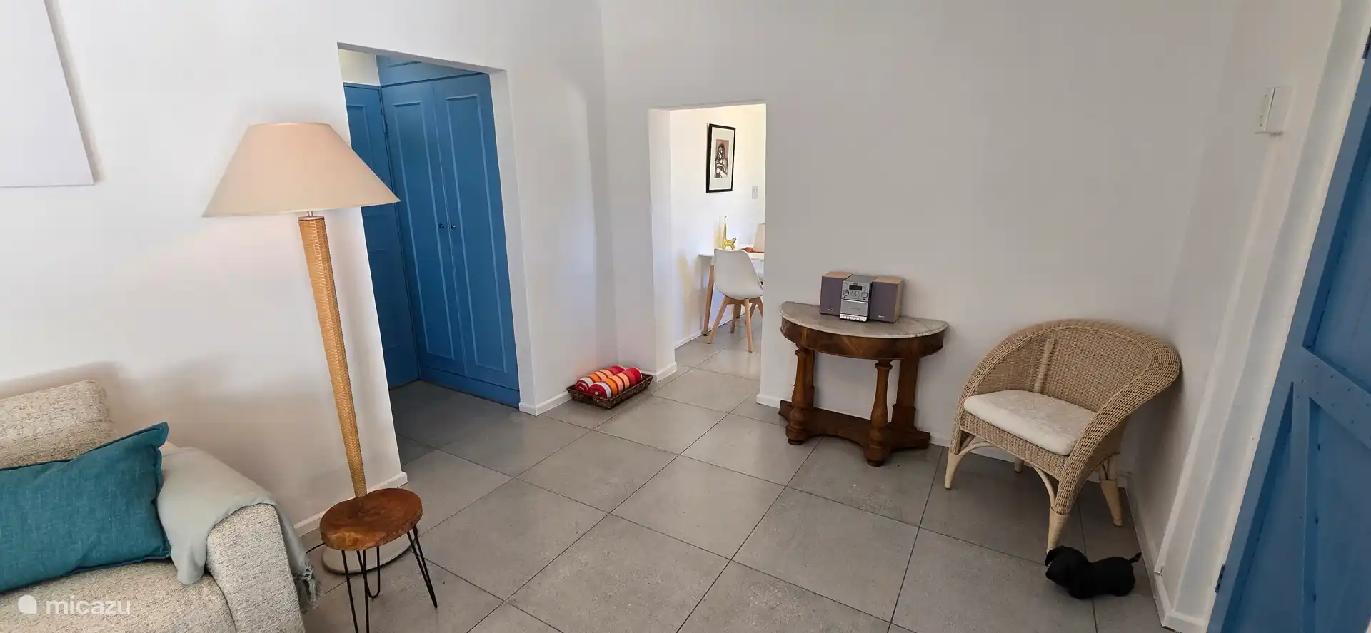 Durch das Wohnzimmer in die Küche und gemütliche Sitzecke