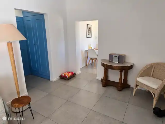 apartamento en Sudáfrica, Cabo Occidental, Somerset Oeste – El apartamento de vacaciones Lodge  A través de la sala de estar a la cocina y la acogedora sala de estar