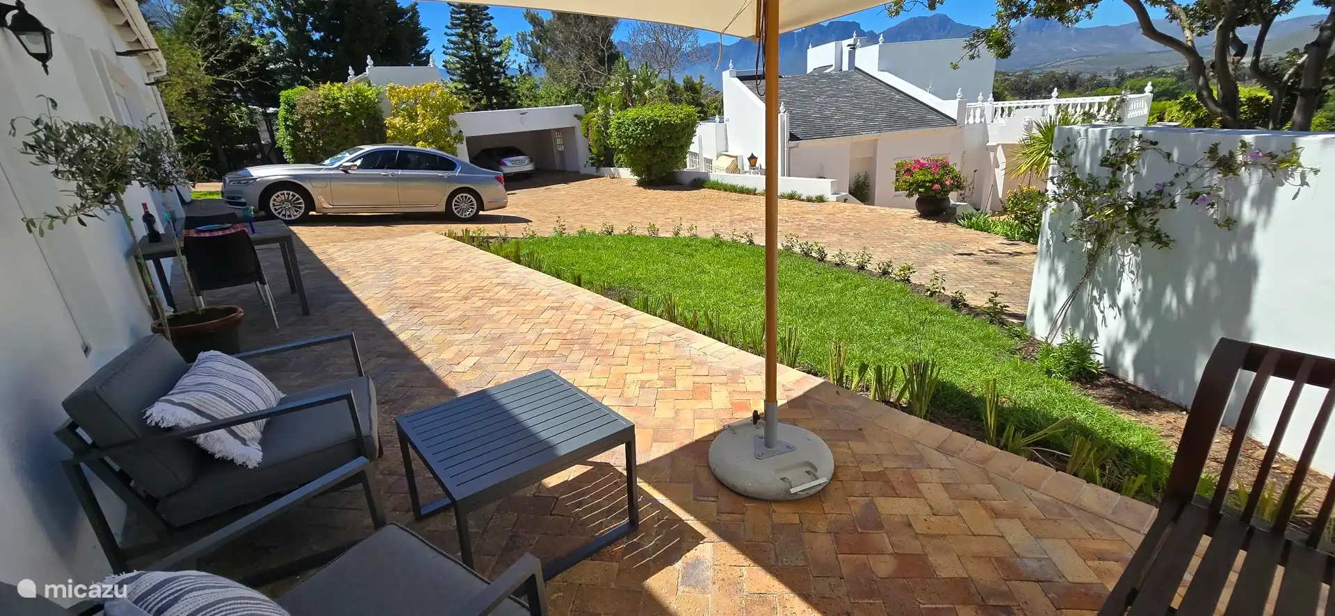 Gemütliche Terrasse mit schönem Blick auf den Helderberg
