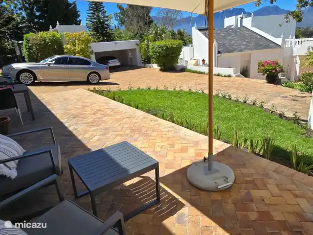 apartamento en Sudáfrica, Cabo Occidental, Somerset Oeste – El apartamento de vacaciones Lodge  Acogedora terraza con hermosas vistas al Helderberg