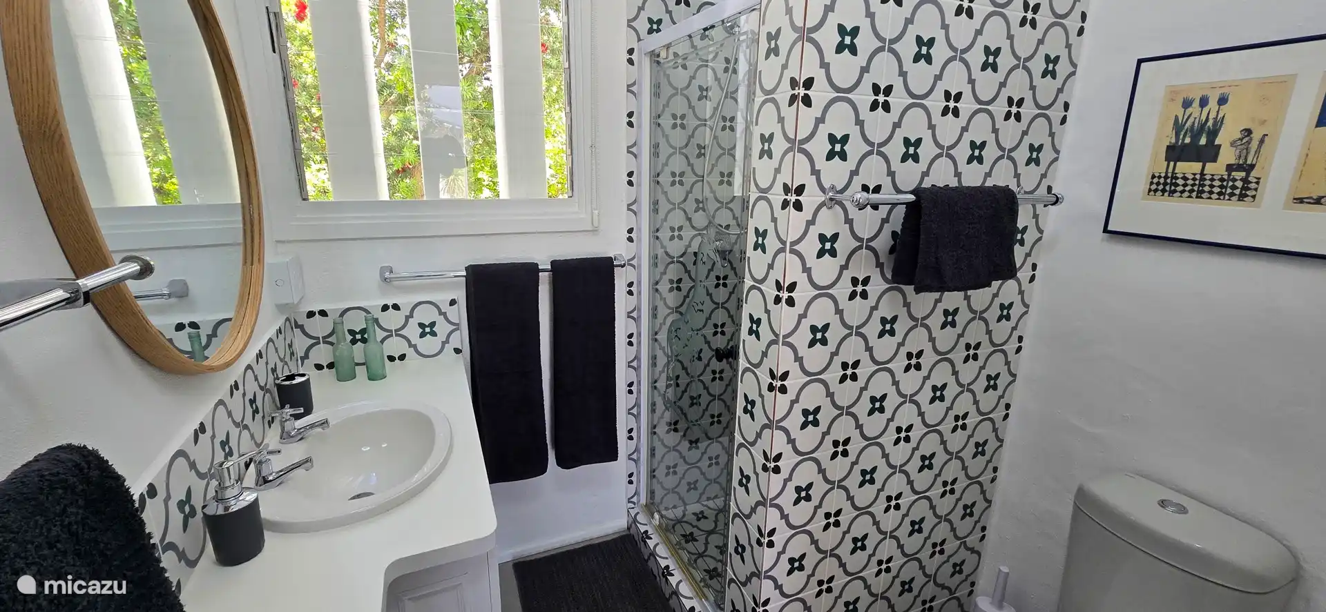 Kürzlich aufgefrischtes Badezimmer mit geräumiger Dusche, ausgestattet mit einem verstellbaren großen Duschkopf und einer Mischbatterie