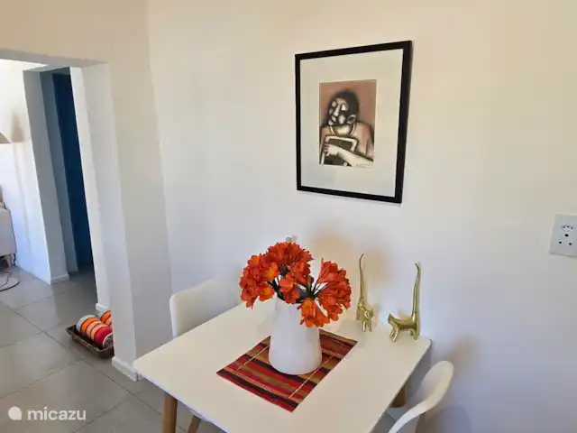 apartamento en Sudáfrica, Cabo Occidental, Somerset Oeste – El apartamento de vacaciones Lodge  Desayuna bien o toma una taza de café en la mesa de la cocina