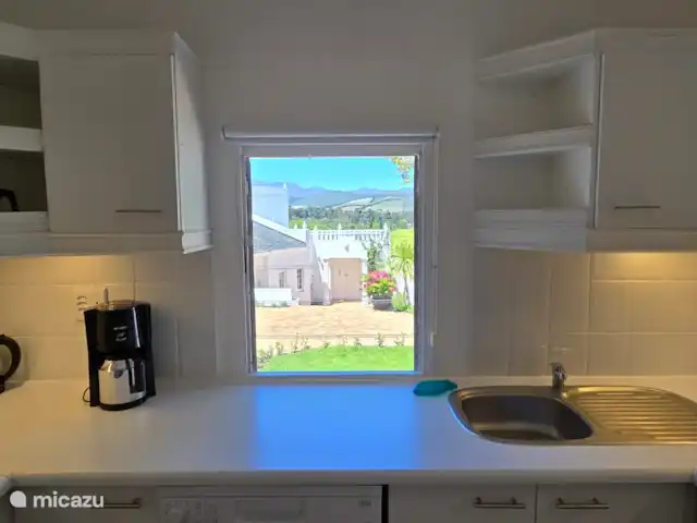 apartamento en Sudáfrica, Cabo Occidental, Somerset Oeste – El apartamento de vacaciones Lodge  Cocina blanca totalmente equipada con hermosas vistas al exterior