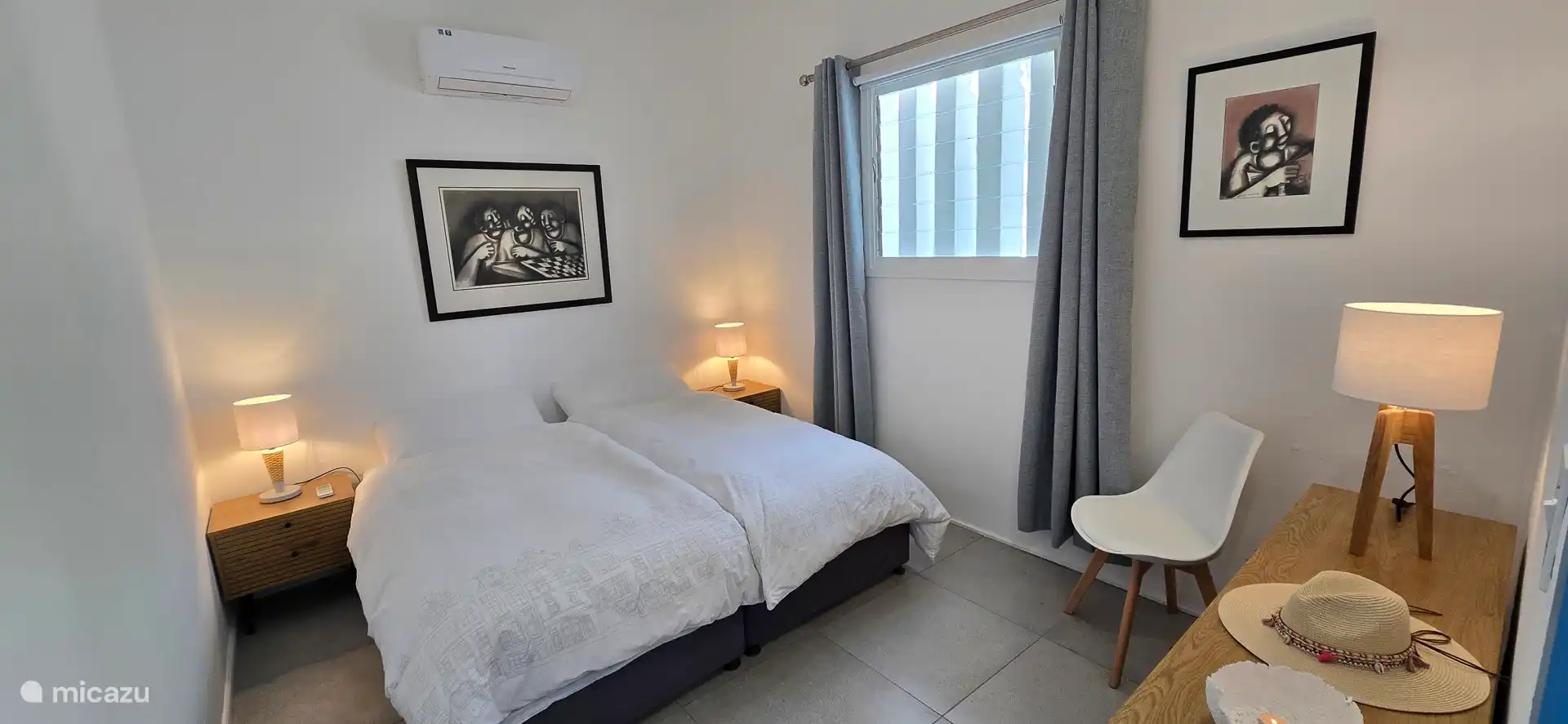 Attraktiv eingerichtetes Doppelzimmer mit Klimaanlage. Getrennte Matratzen und Bettdecken 90x200cm