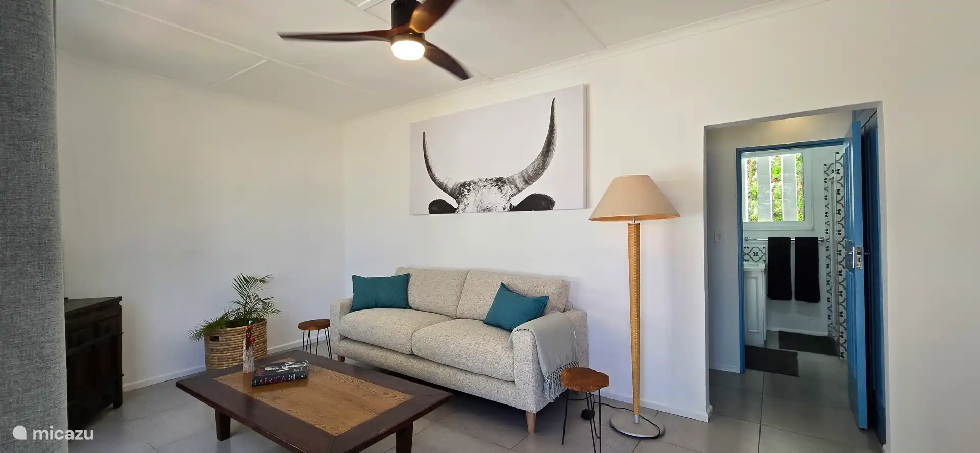 Schönes geräumiges Wohnzimmer mit einem 3-Sitzer-Sofa, einem Couchtisch und Sat-TV