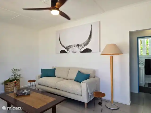 apartamento en Sudáfrica, Cabo Occidental, Somerset Oeste – El apartamento de vacaciones Lodge  Hermoso y espacioso salón con sofá de 3 plazas, mesa de centro y TV con canales vía satélite