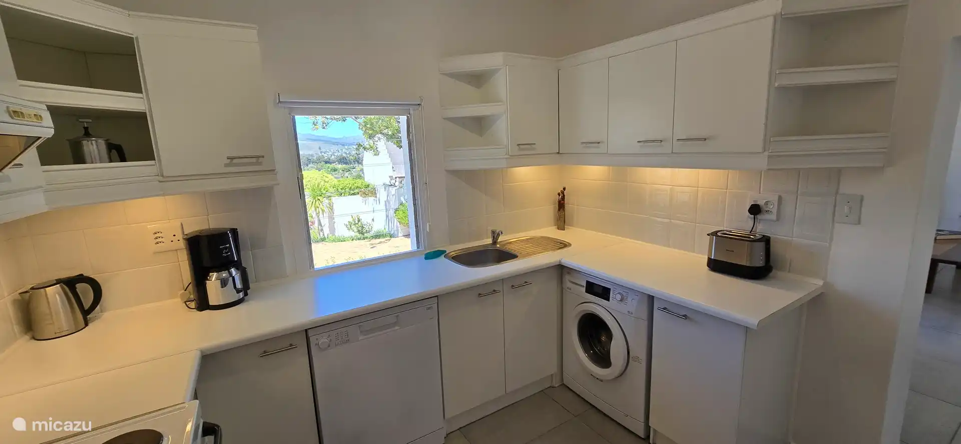 Von der Küche aus hat man auch einen schönen Blick auf die Berge