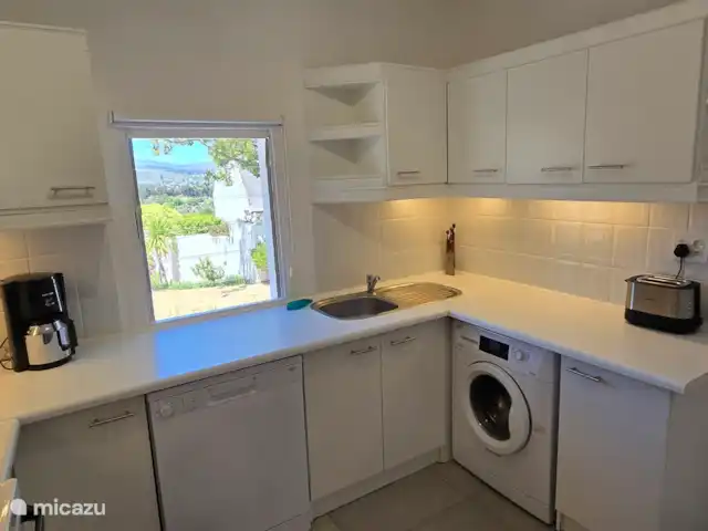apartamento en Sudáfrica, Cabo Occidental, Somerset Oeste – El apartamento de vacaciones Lodge  Desde la cocina también se tiene una hermosa vista de las montañas