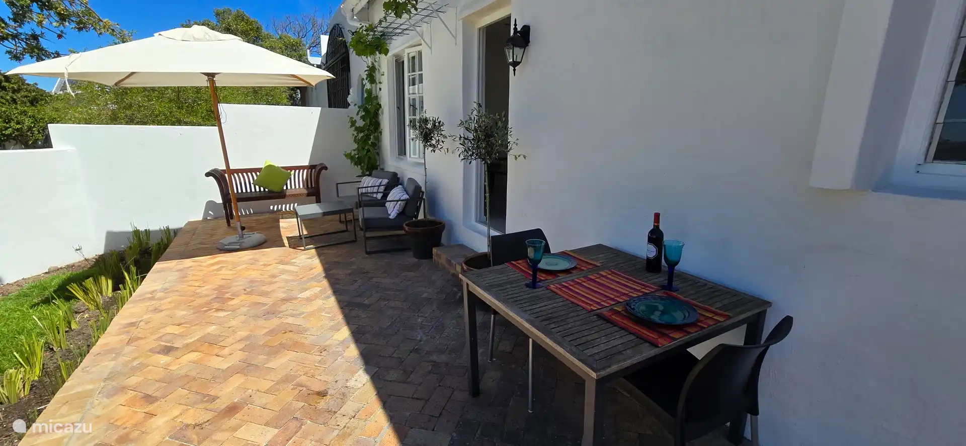 Trinken Sie einen Drink auf Ihrer eigenen Terrasse in der Sonne