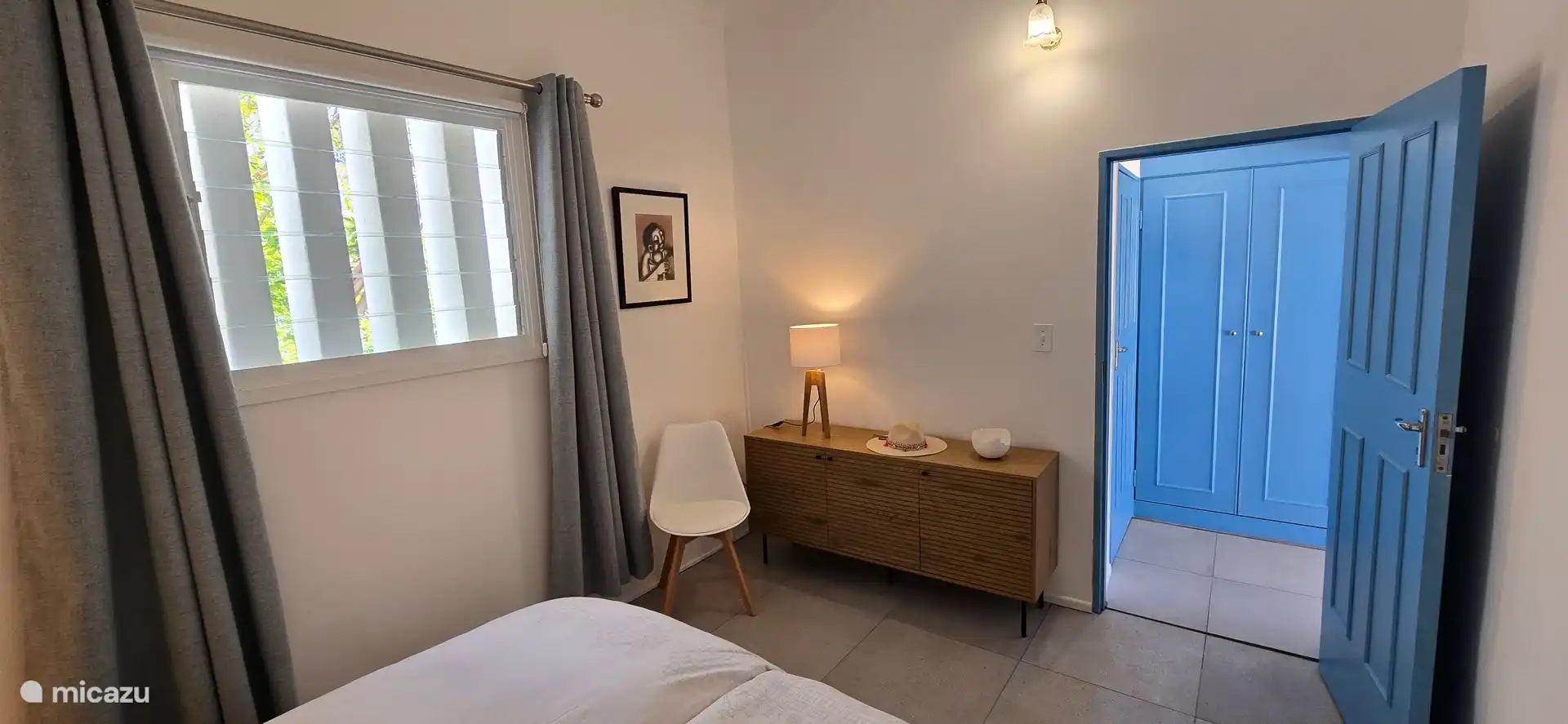 Geräumiges Schlafzimmer mit viel Stauraum für Ihre Kleidung