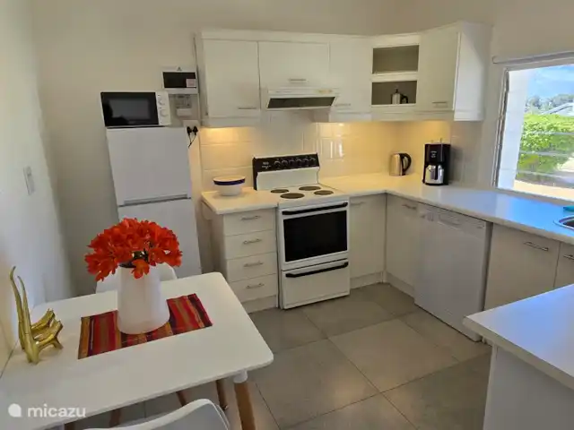 apartamento en Sudáfrica, Cabo Occidental, Somerset Oeste – El apartamento de vacaciones Lodge  Cocina totalmente equipada con microondas, nevera-congelador, lavadora, lavavajillas y cocina y horno de 4 fuegos